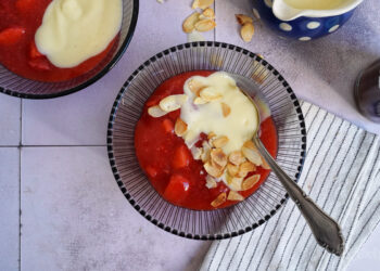 Einfache Erdbeergrütze mit Vanillesoße | Bake to the roots