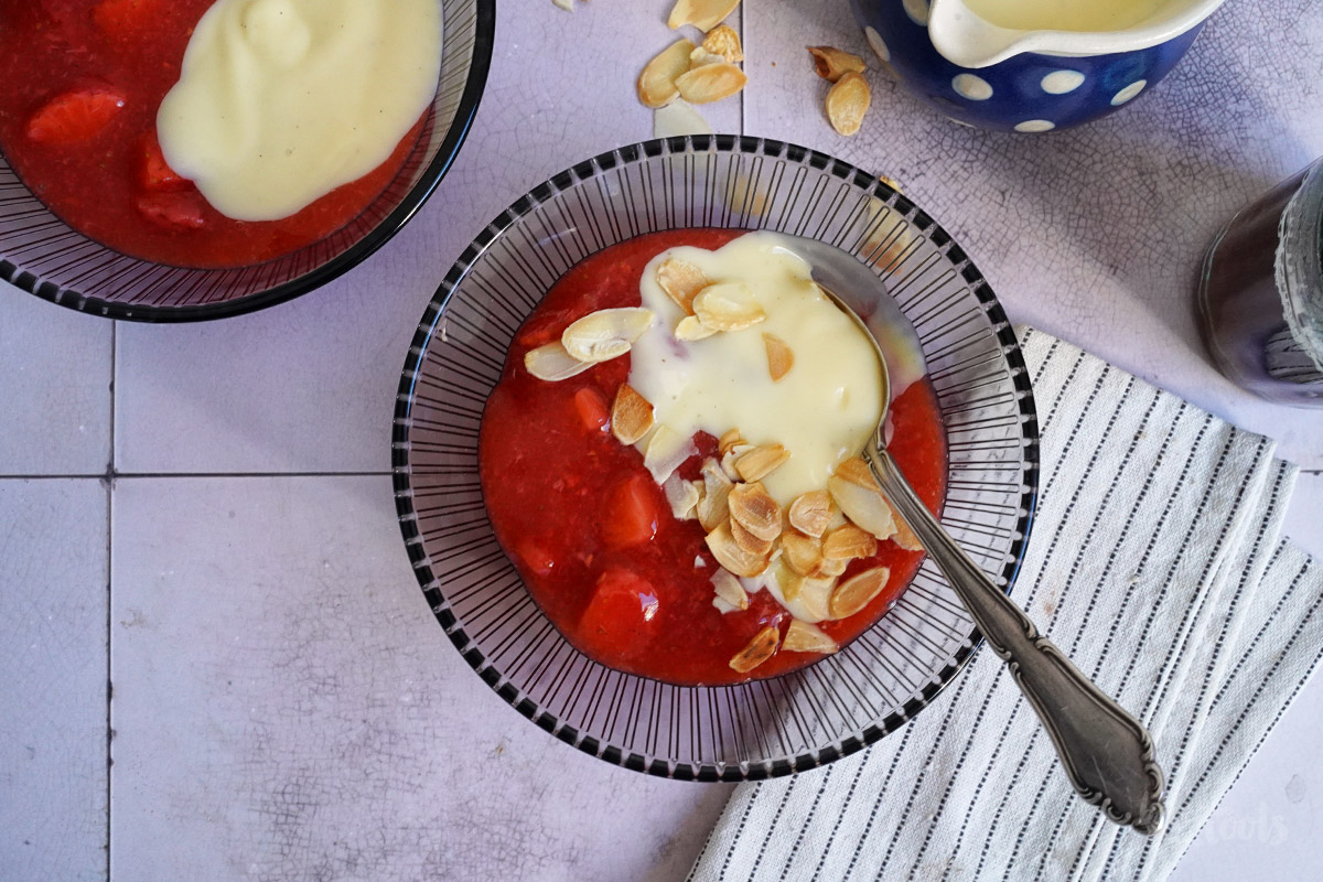 Einfache Erdbeergrütze mit Vanillesoße | Bake to the roots