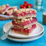 Erdbeeren Haferflocken Crumble Bars | Bake to the roots