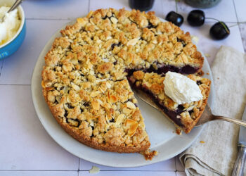Kirschen Mandeln Streuselkuchen | Bake to the roots