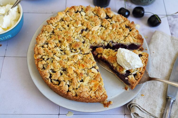 Kirschen Mandeln Streuselkuchen | Bake to the roots