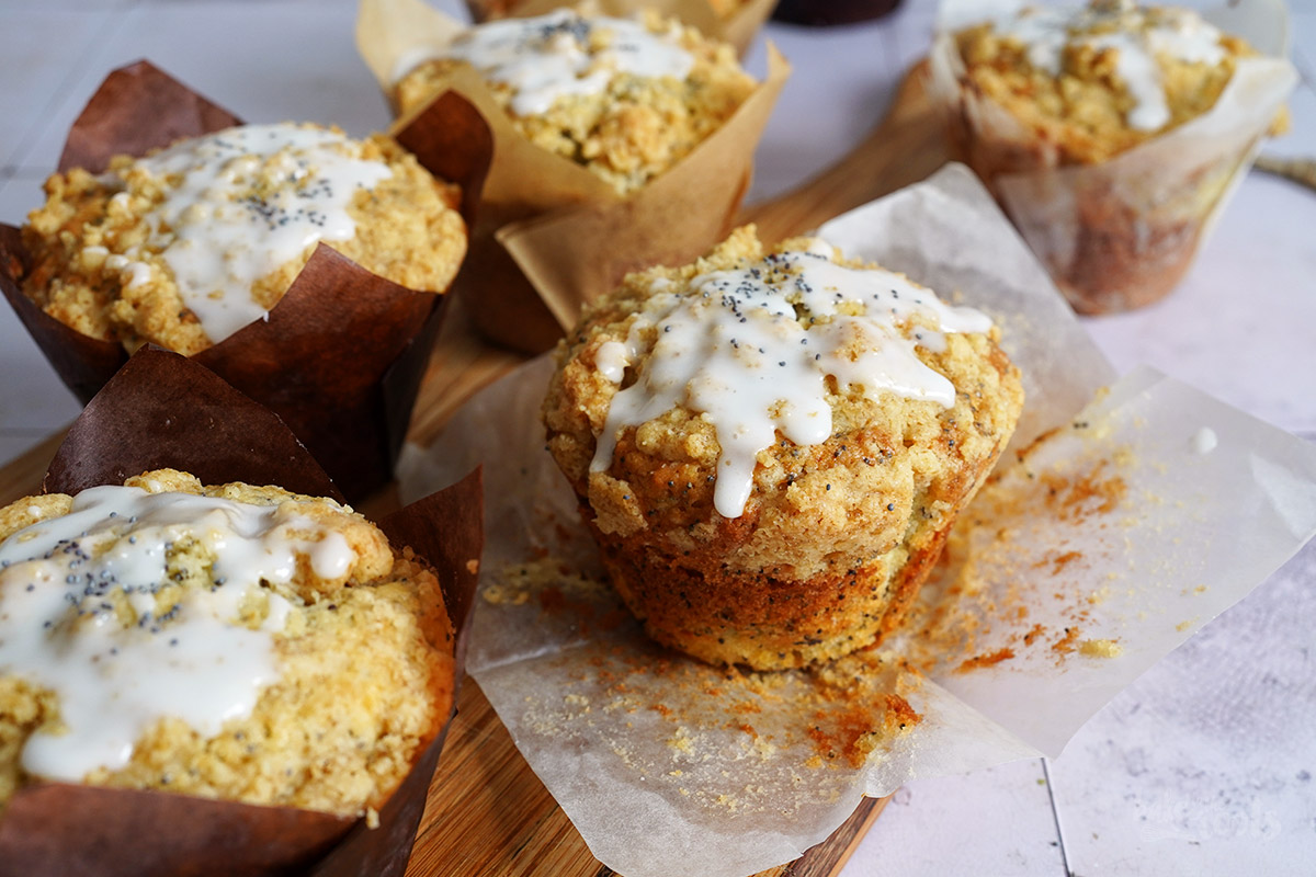 Zitrone & Mohn Streusel Muffins | Bake to the roots