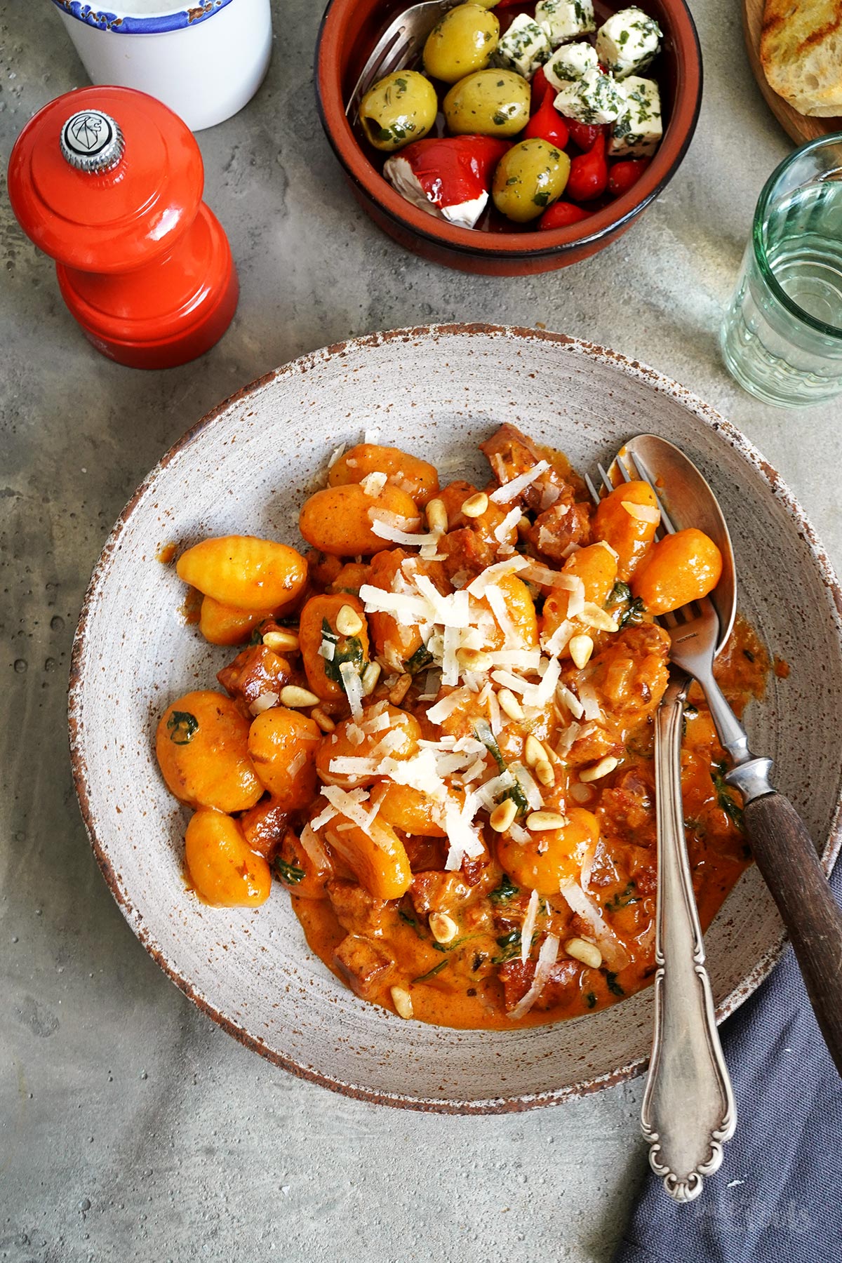 Schnelle Gnocchi mit Chorizo, Pesto Rosso & Spinat | Bake to the roots