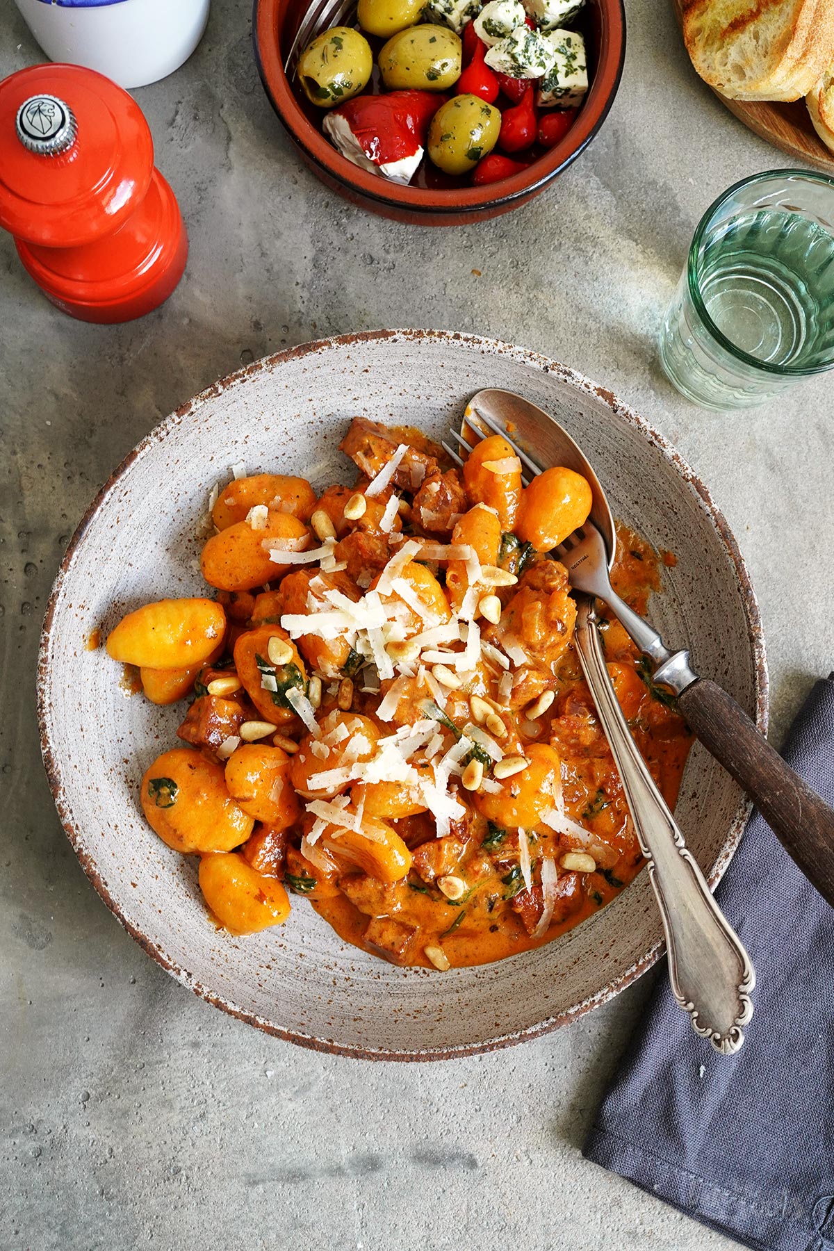 Schnelle Gnocchi mit Chorizo, Pesto Rosso & Spinat | Bake to the roots