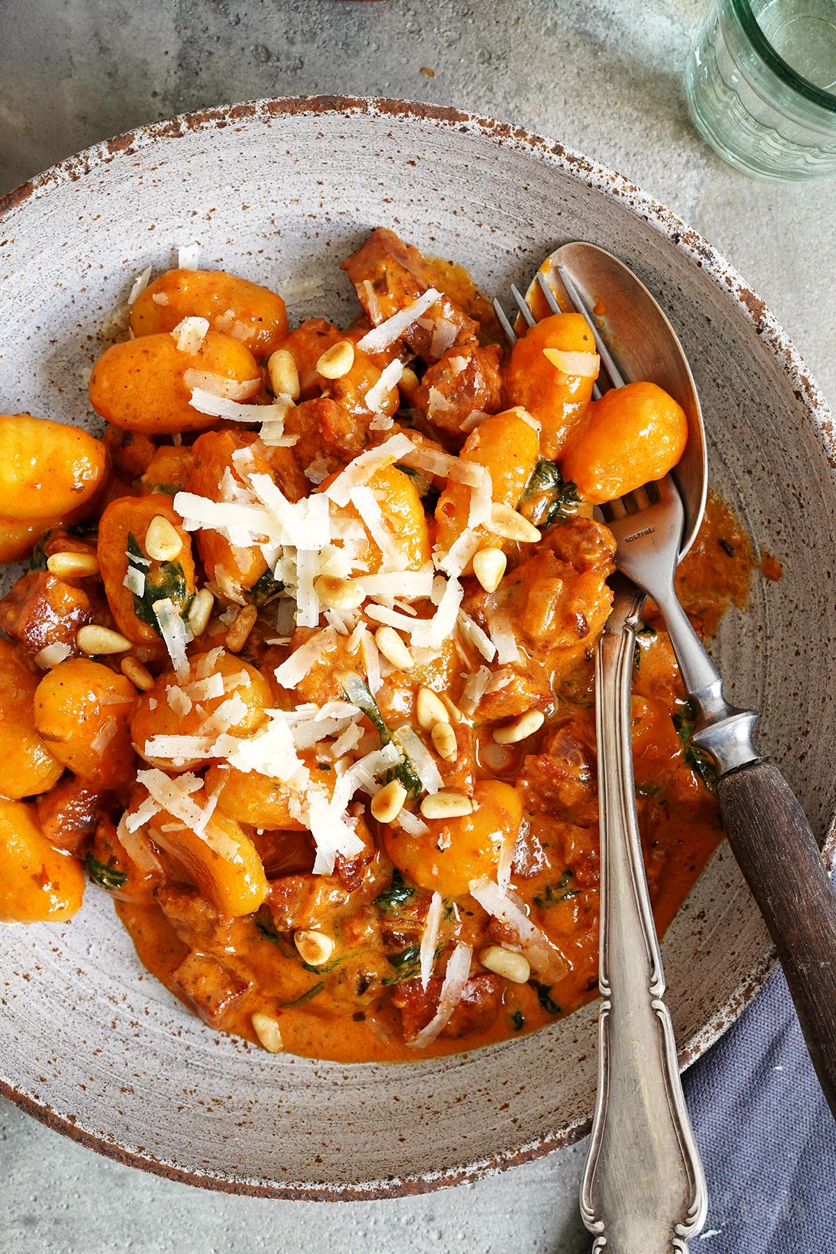 Schnelle Gnocchi mit Chorizo, Pesto Rosso & Spinat | Bake to the roots