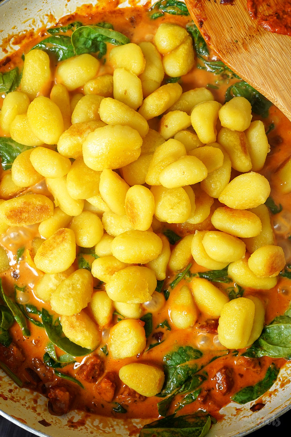 Schnelle Gnocchi mit Chorizo, Pesto Rosso & Spinat | Bake to the roots