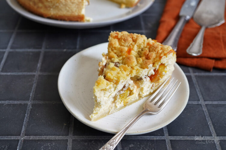 Mirabellen Streusel Käsekuchen | Bake to the roots