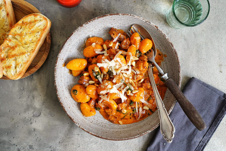 Schnelle Gnocchi mit Chorizo, Pesto Rosso & Spinat | Bake to the roots