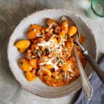 Schnelle Gnocchi mit Chorizo, Pesto Rosso & Spinat | Bake to the roots