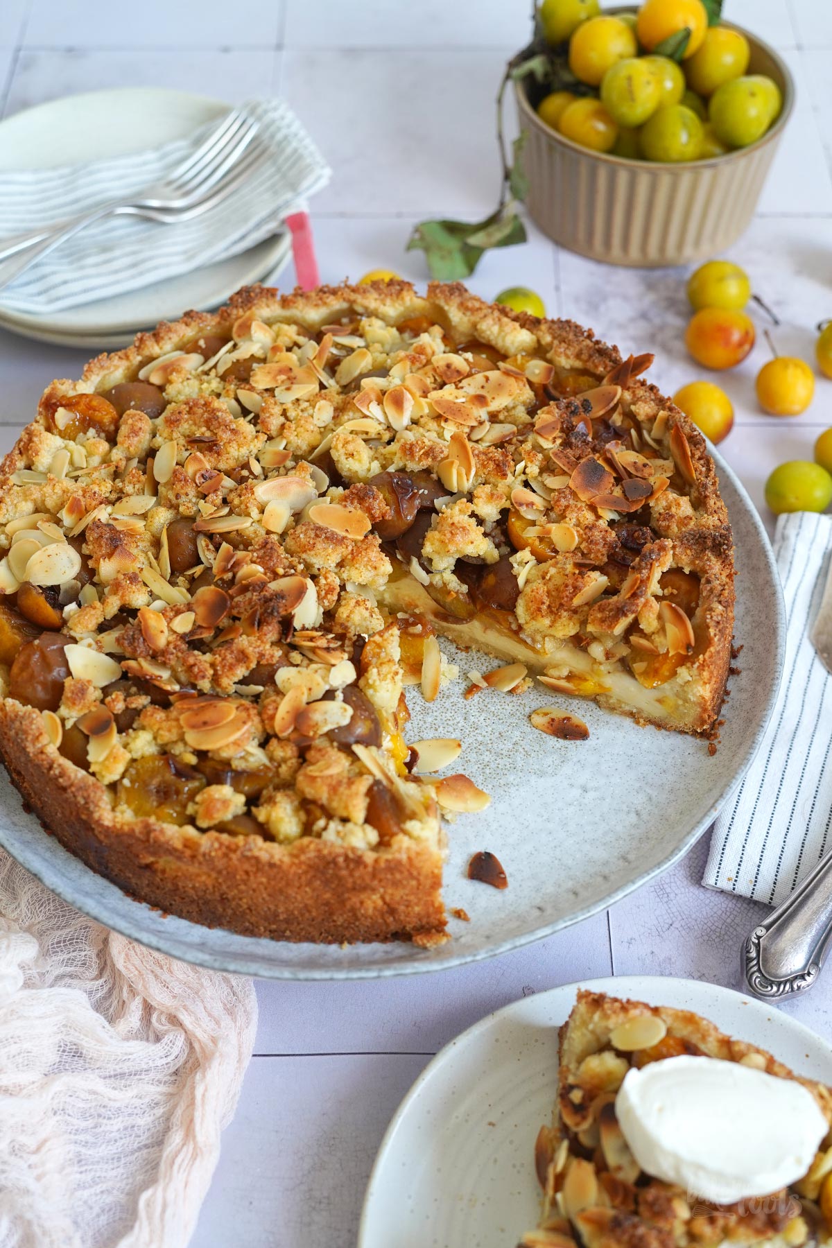 Mirabellen Pudding Streuselkuchen im Anschnitt | Bake to the roots