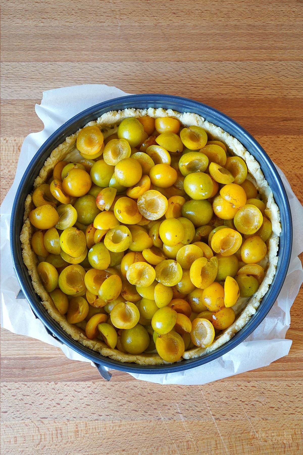 Streuselboden mit Puddingfüllung und Mirabellen | Bake to the roots
