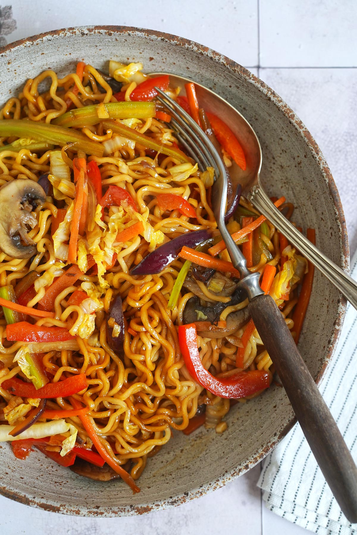 Wok Nudeln mit Gemüse & Pilzen | Bake to the roots
