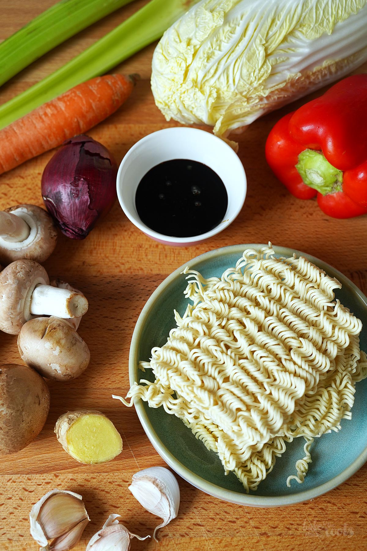 Wok Nudeln mit Gemüse & Pilzen | Bake to the roots