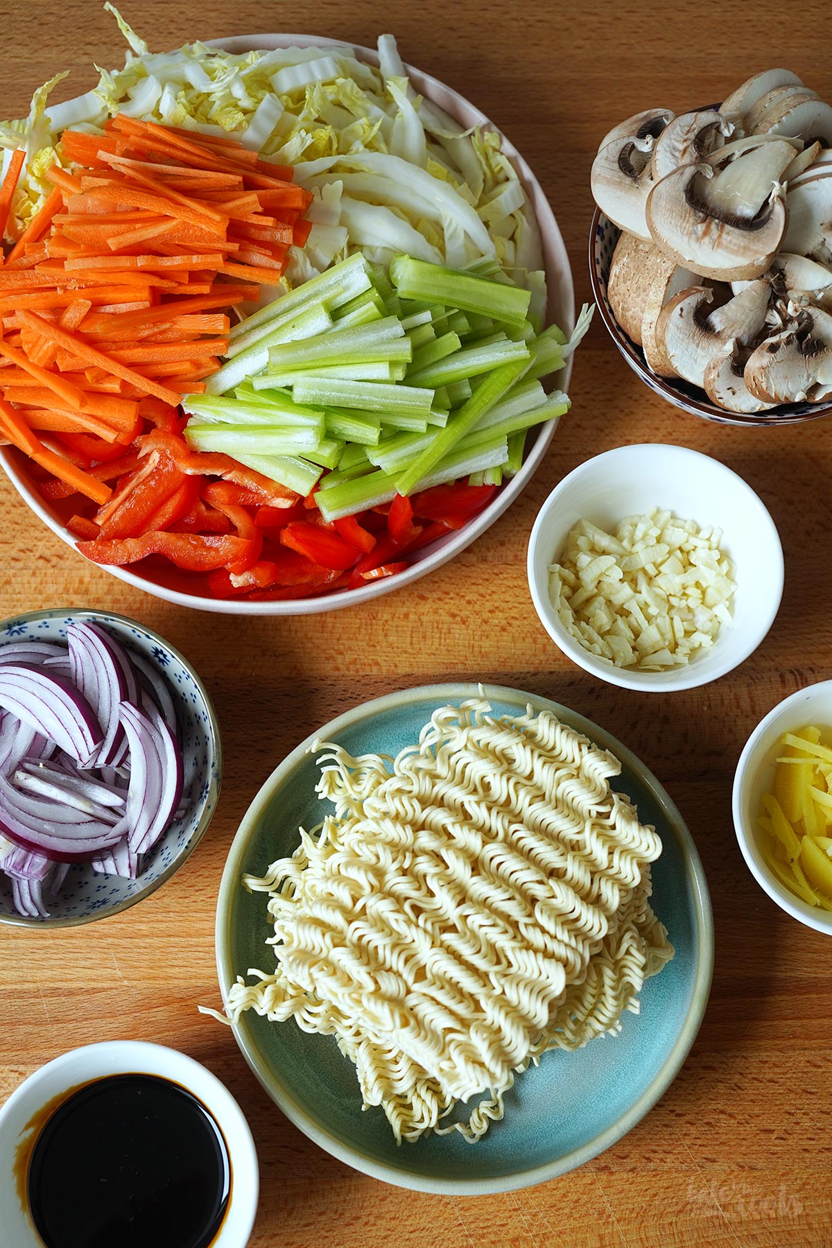 Wok Nudeln mit Gemüse & Pilzen | Bake to the roots