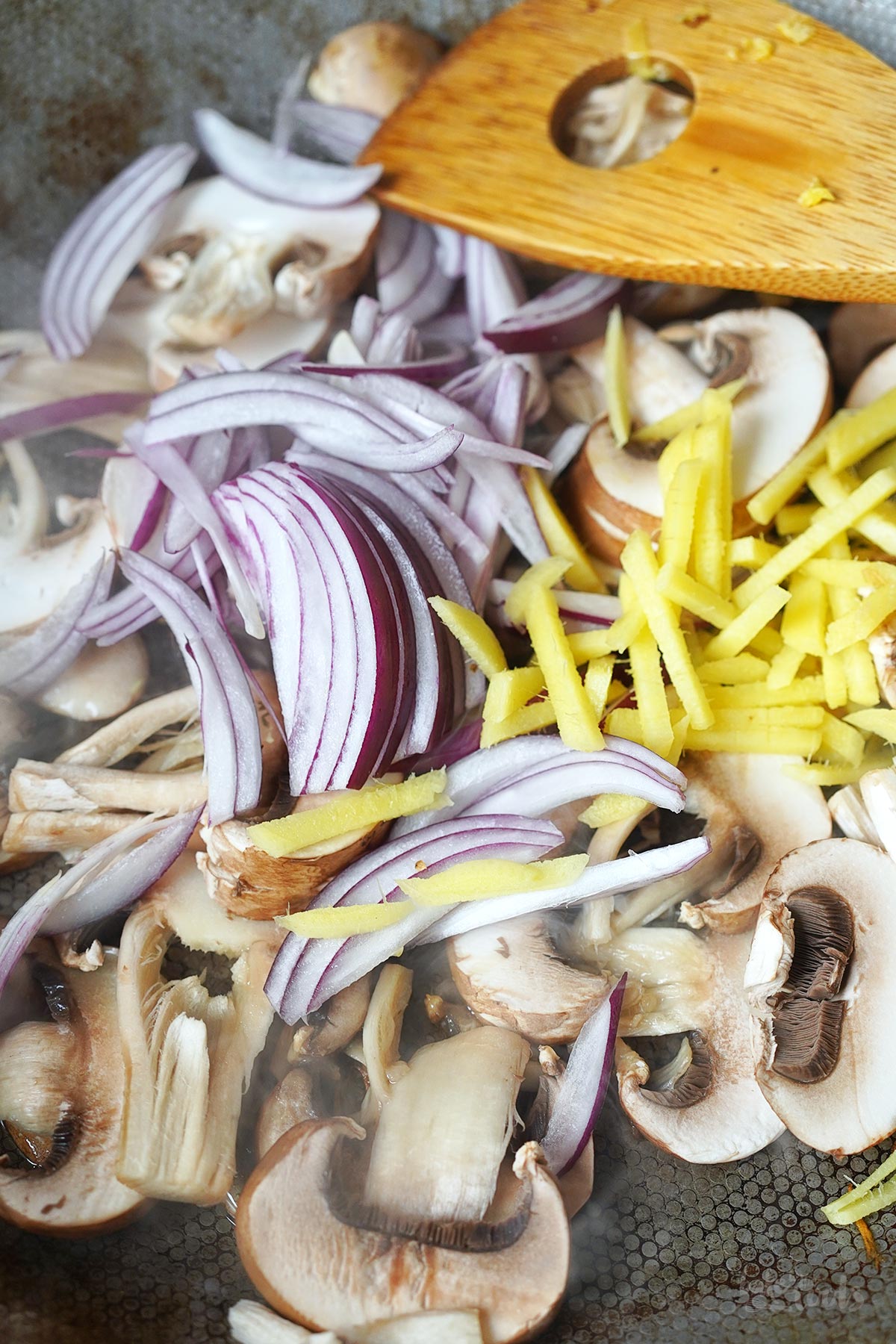 Wok Nudeln mit Gemüse & Pilzen | Bake to the roots