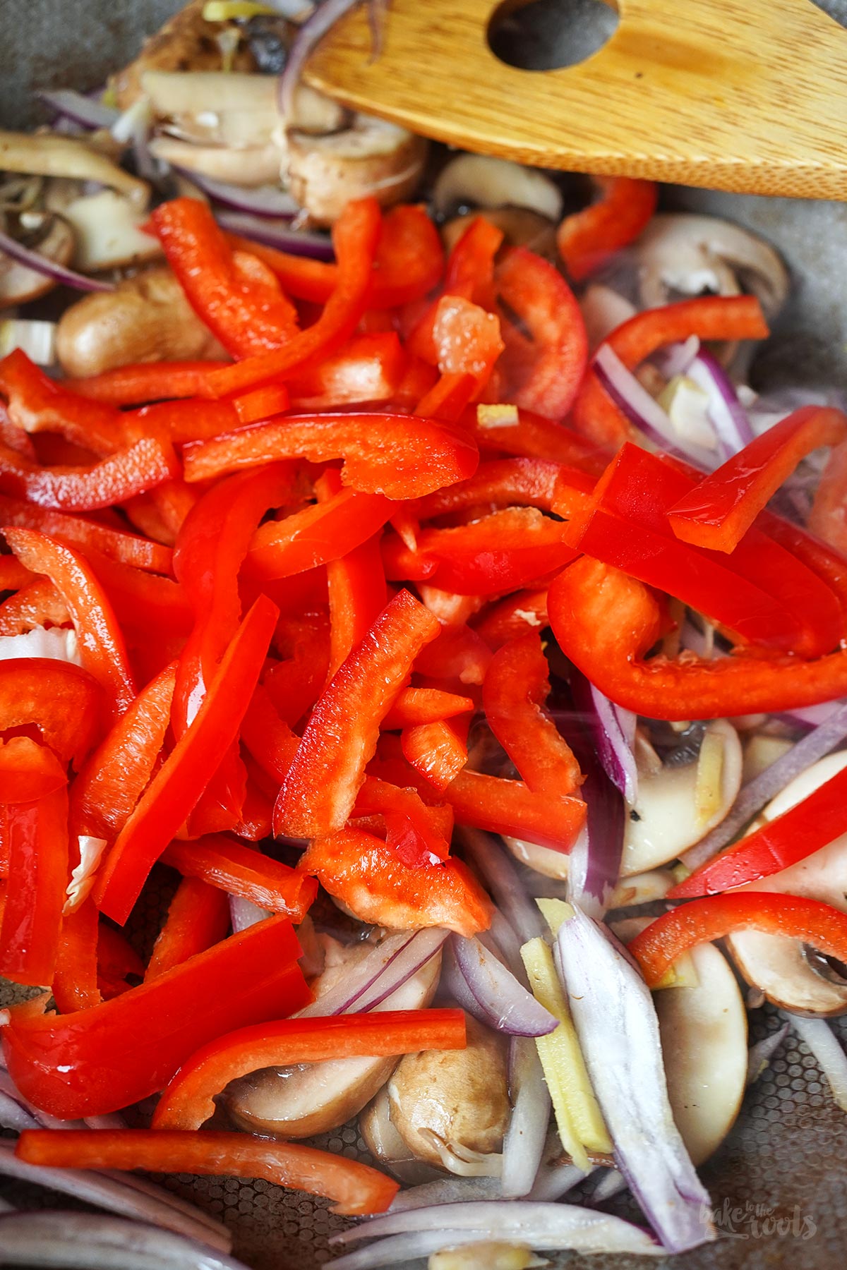 Wok Nudeln mit Gemüse & Pilzen | Bake to the roots