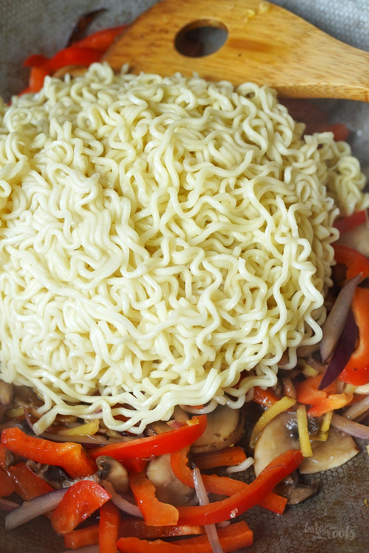 Wok Nudeln mit Gemüse & Pilzen | Bake to the roots