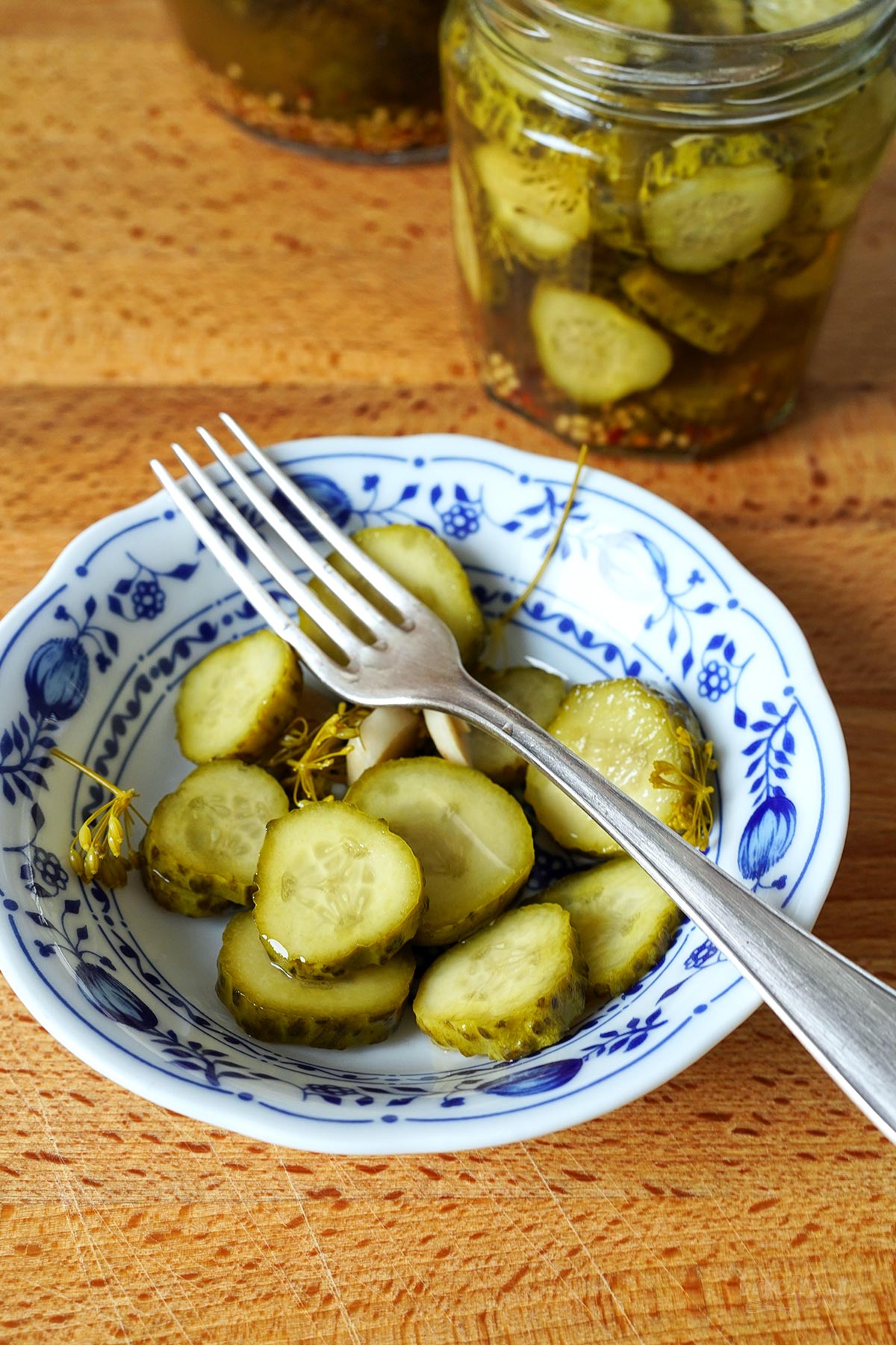 Eingelegte Knoblauch Gewürzgurken | Bake to the roots