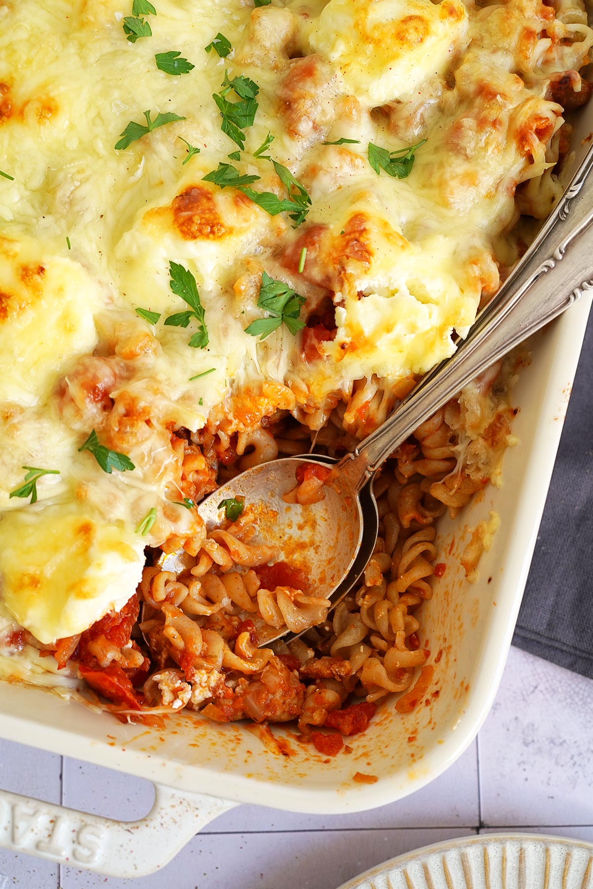Bratwurst Bolognese Nudelauflauf | Bake to the roots
