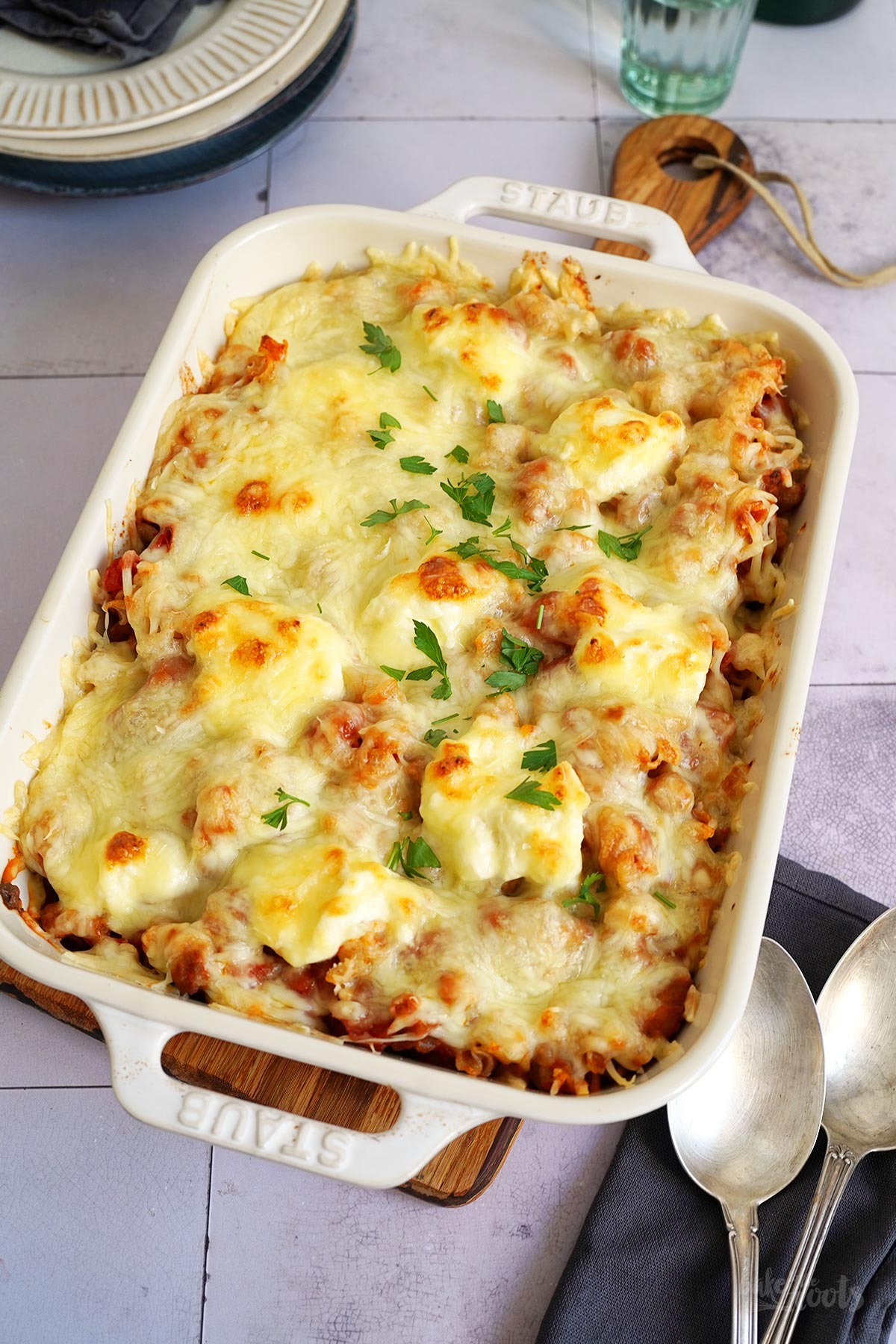 Bratwurst Bolognese Nudelauflauf | Bake to the roots