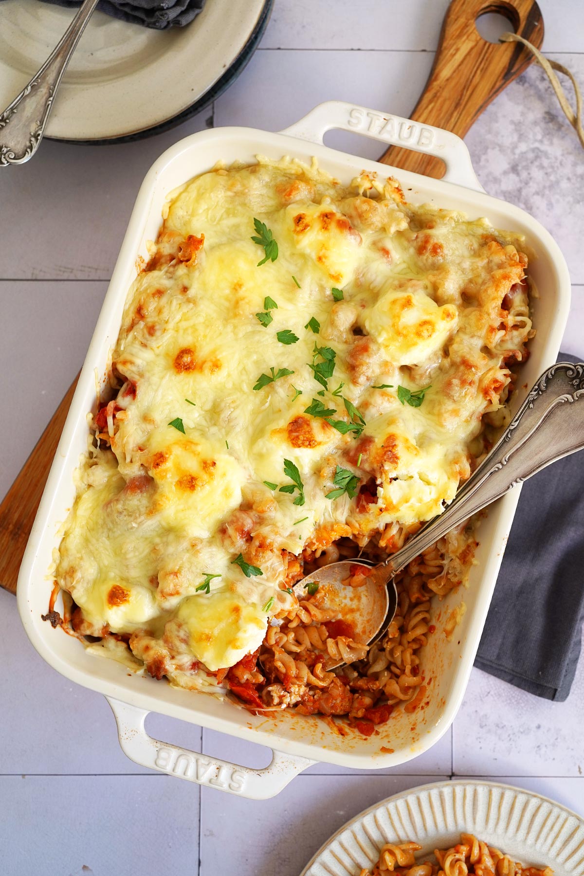 Bratwurst Bolognese Nudelauflauf | Bake to the roots