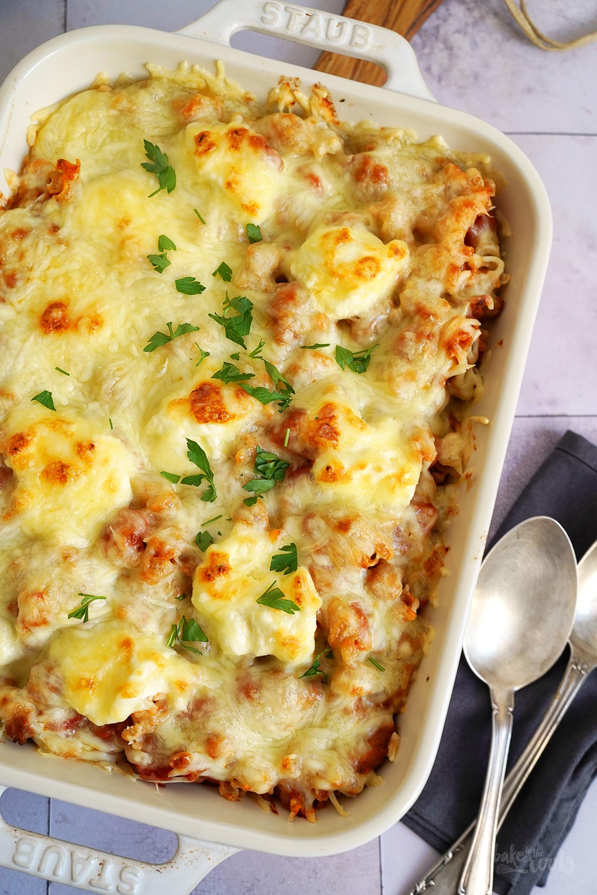 Bratwurst Bolognese Nudelauflauf | Bake to the roots