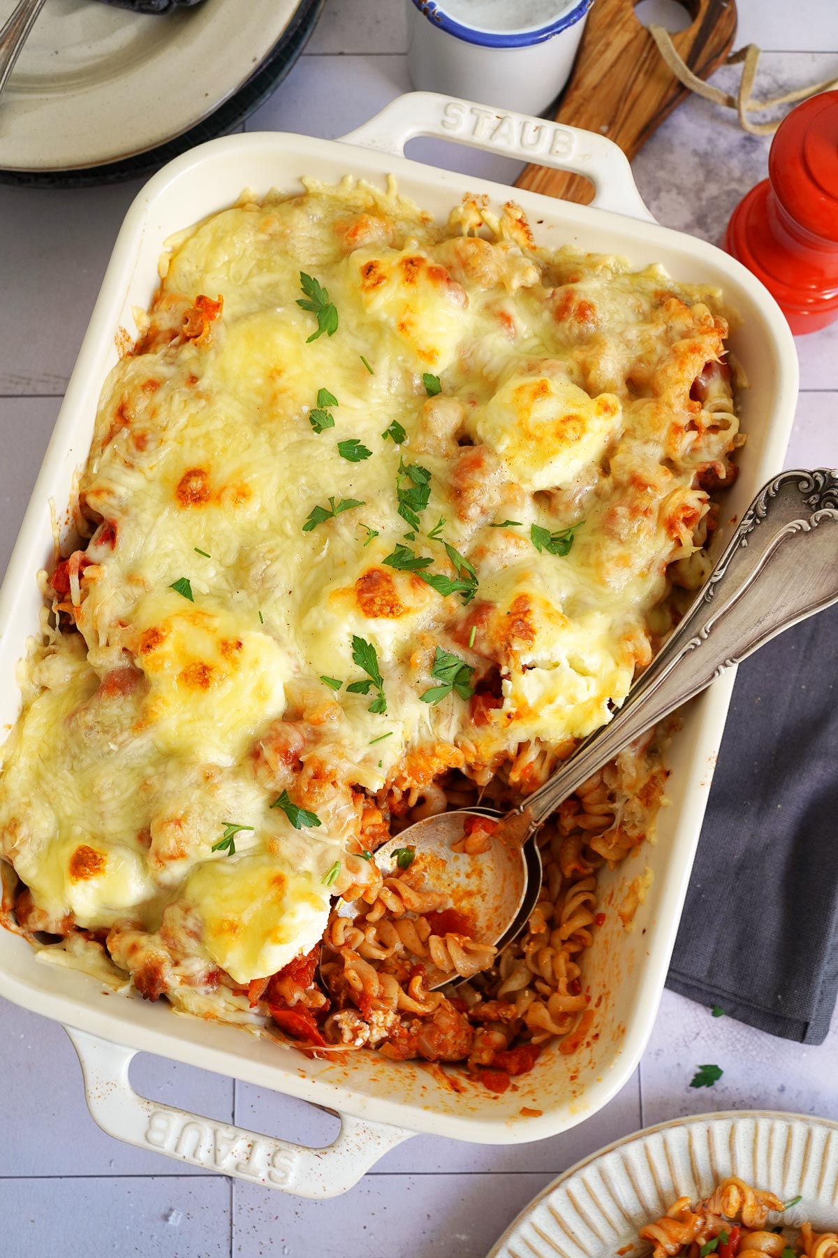 Bratwurst Bolognese Nudelauflauf | Bake to the roots