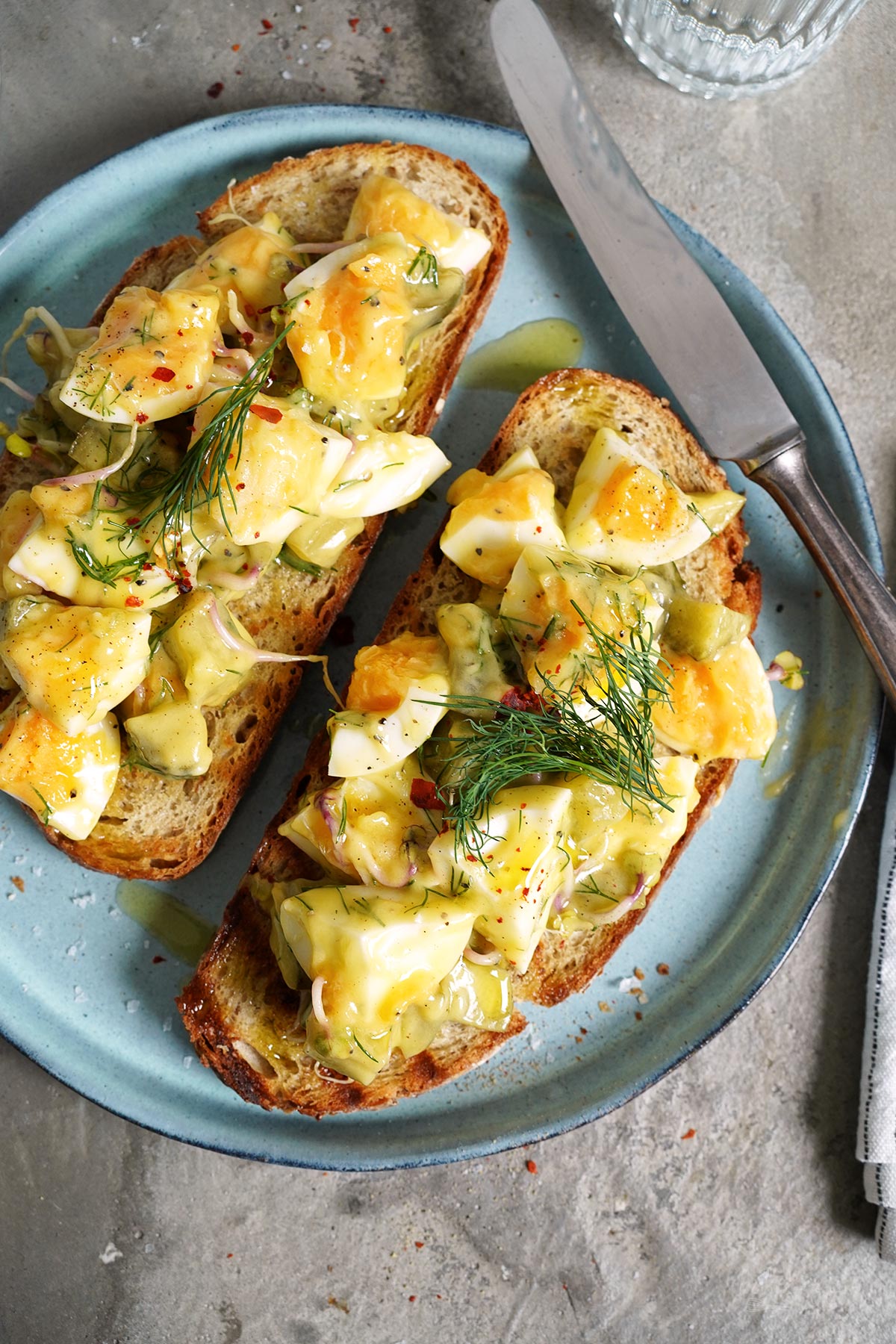 Eiersalat auf geröstetem Brot – Top View | Bake to the roots