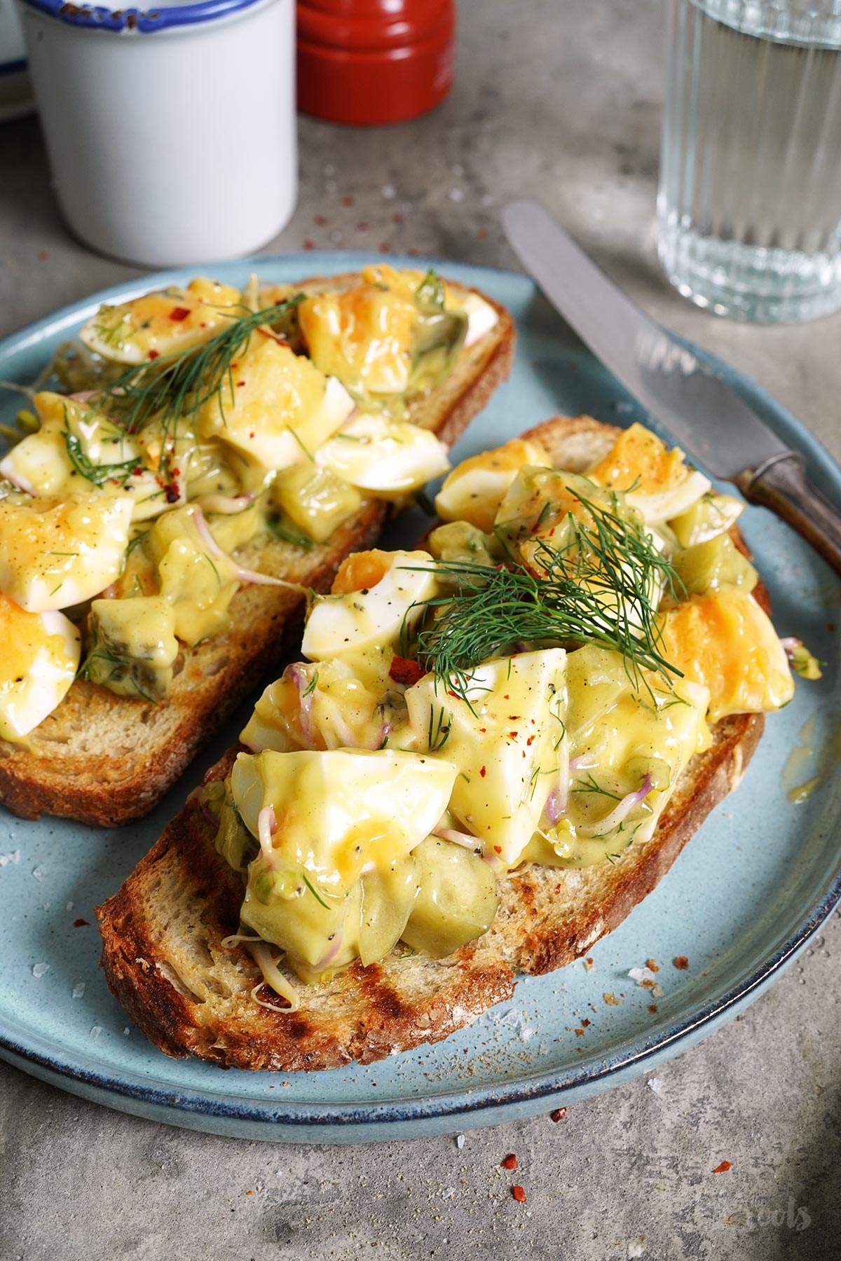 Eiersalat auf zwei Scheiben Brot | Bake to the roots