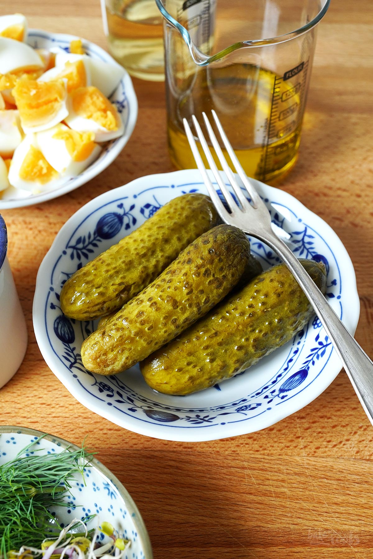 Eiersalat – Zutaten mit Fokus auf den Essiggurken | Bake to the roots