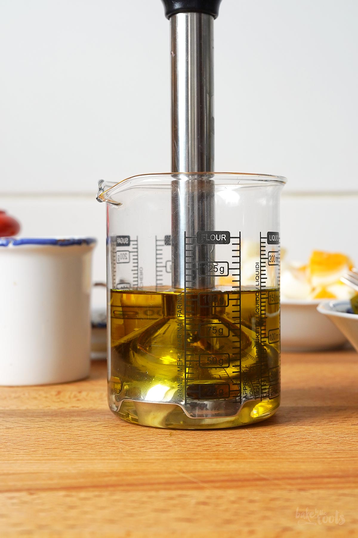 Gefäß für das Dressing, bei dem nur das Öl sichtbar ist | Bake to the roots