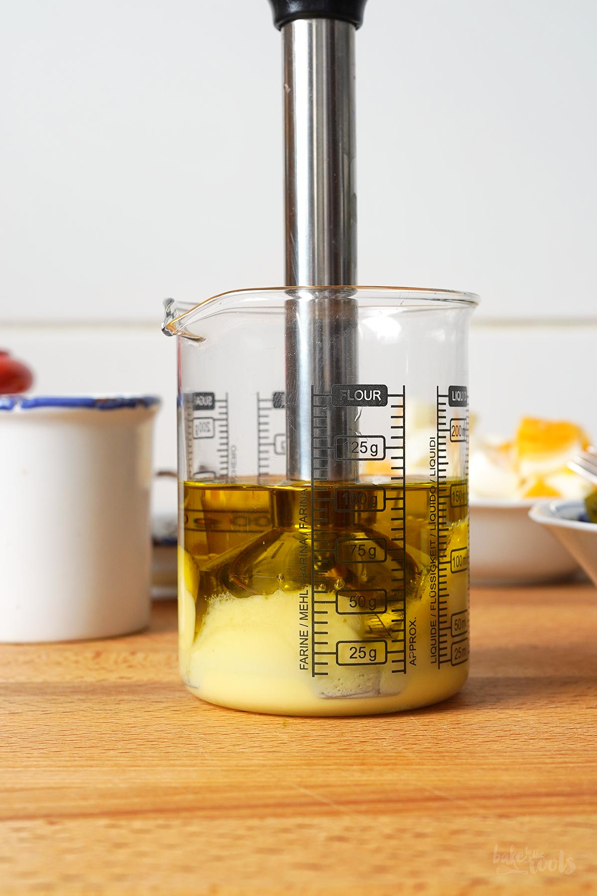 Gefäß für das Dressing mit Pürierstab – man kann die Emulsion erkennen | Bake to the roots