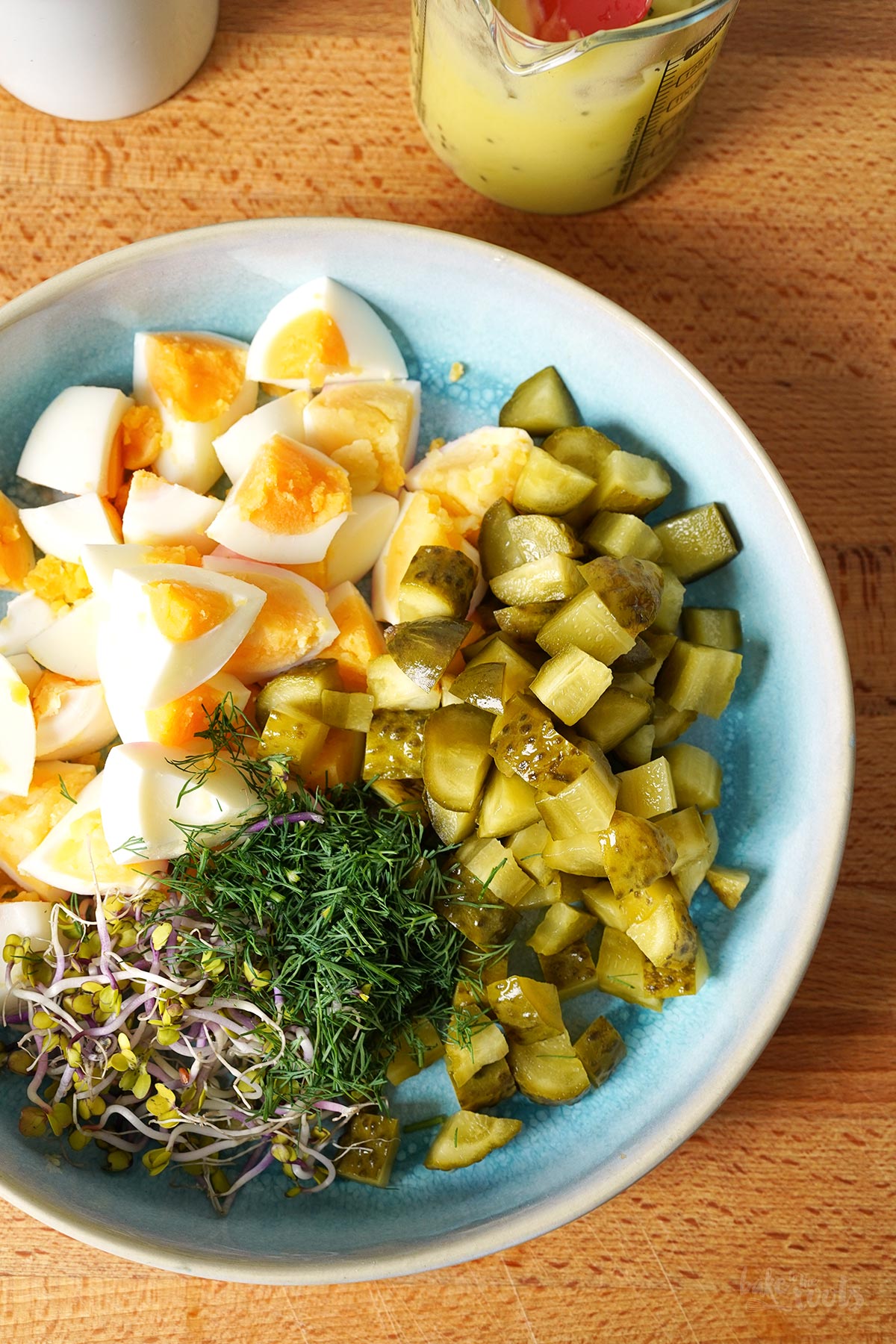Alle Zutaten für den Eiersalat nebeneinander in einer Schüssel | Bake to the roots