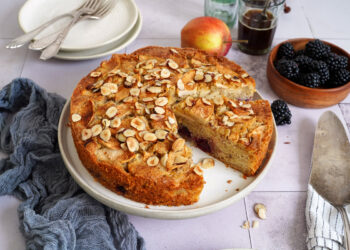 Einfacher Brombeeren Apfelkuchen | Bake to the roots