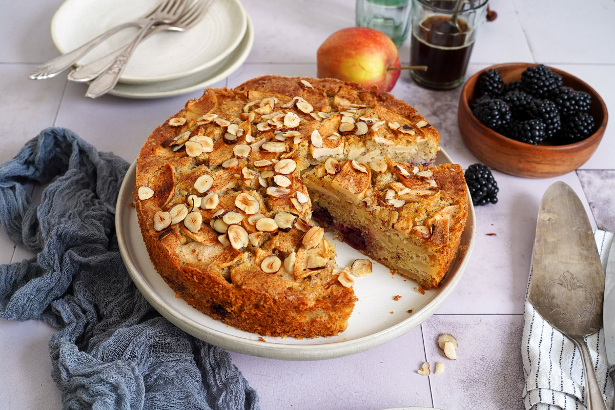 Einfacher Brombeeren Apfelkuchen | Bake to the roots
