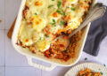 Bratwurst Bolognese Nudelauflauf | Bake to the roots