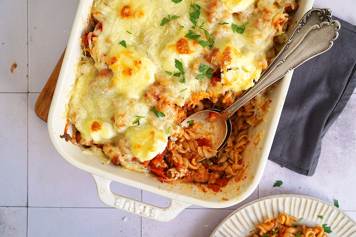 Bratwurst Bolognese Nudelauflauf | Bake to the roots