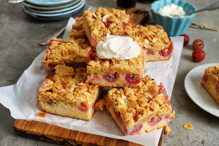 Schneller Stachelbeeren Streuselkuchen | Bake to the roots