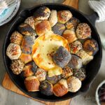 Laugenstangen Pull-Apart Bread mit Ofenkäse | Bake to the roots