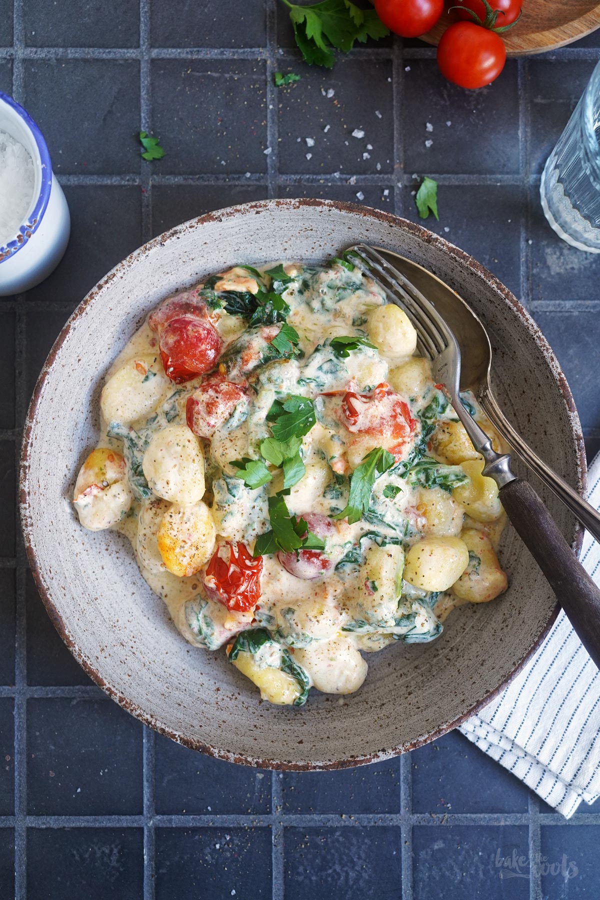 AirFryer Gnocchi mit Spinat, Tomaten & Ofenkäse | Bake to the roots