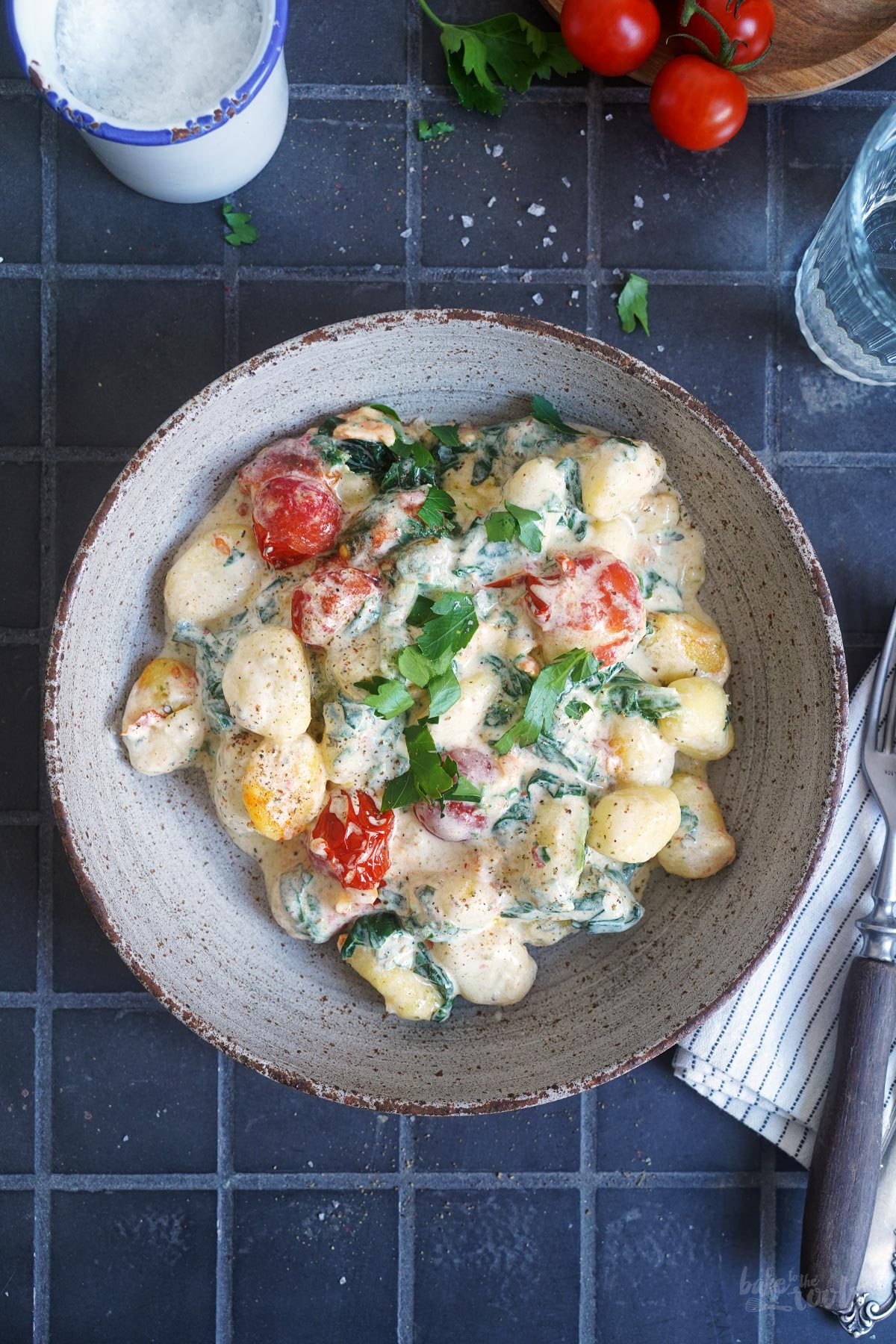 AirFryer Gnocchi mit Spinat, Tomaten & Ofenkäse | Bake to the roots