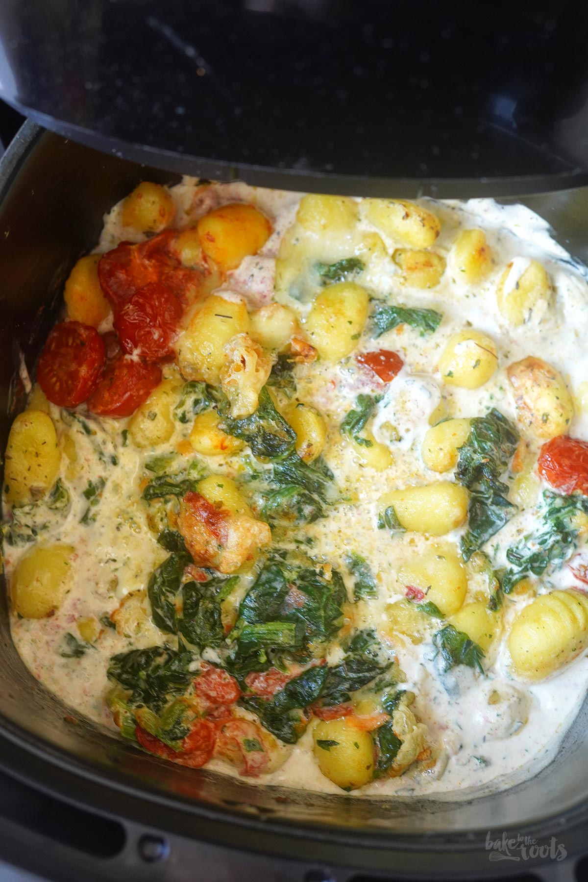 AirFryer Gnocchi mit Spinat, Tomaten & Ofenkäse | Bake to the roots