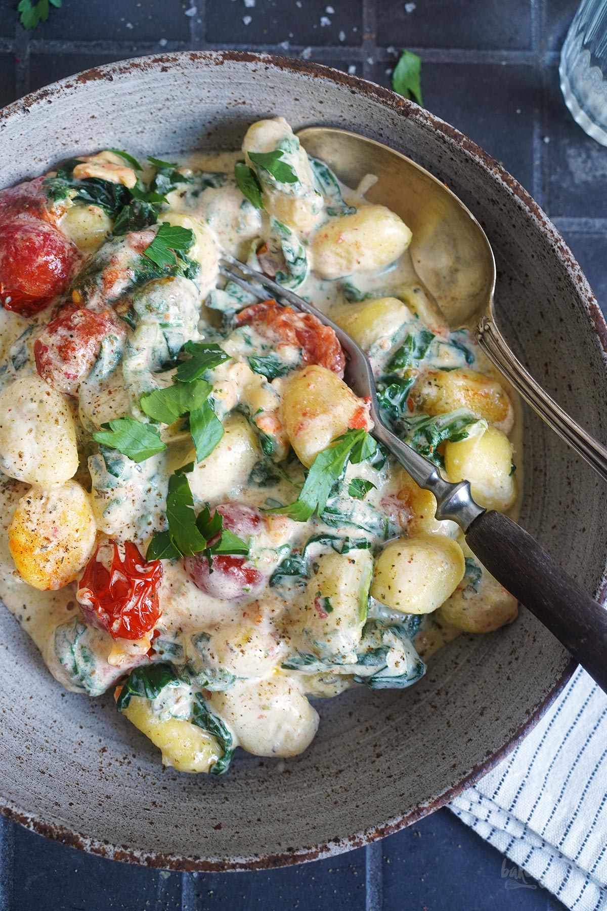 AirFryer Gnocchi mit Spinat, Tomaten & Ofenkäse | Bake to the roots