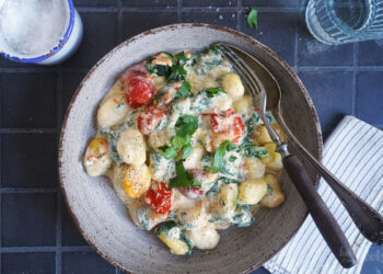 AirFryer Gnocchi mit Spinat, Tomaten & Ofenkäse | Bake to the roots