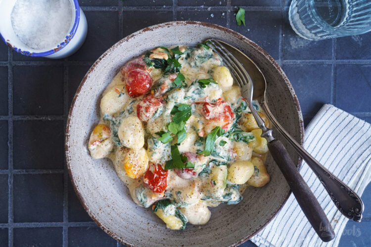 AirFryer Gnocchi mit Spinat, Tomaten & Ofenkäse | Bake to the roots