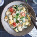 AirFryer Gnocchi mit Spinat, Tomaten & Ofenkäse | Bake to the roots