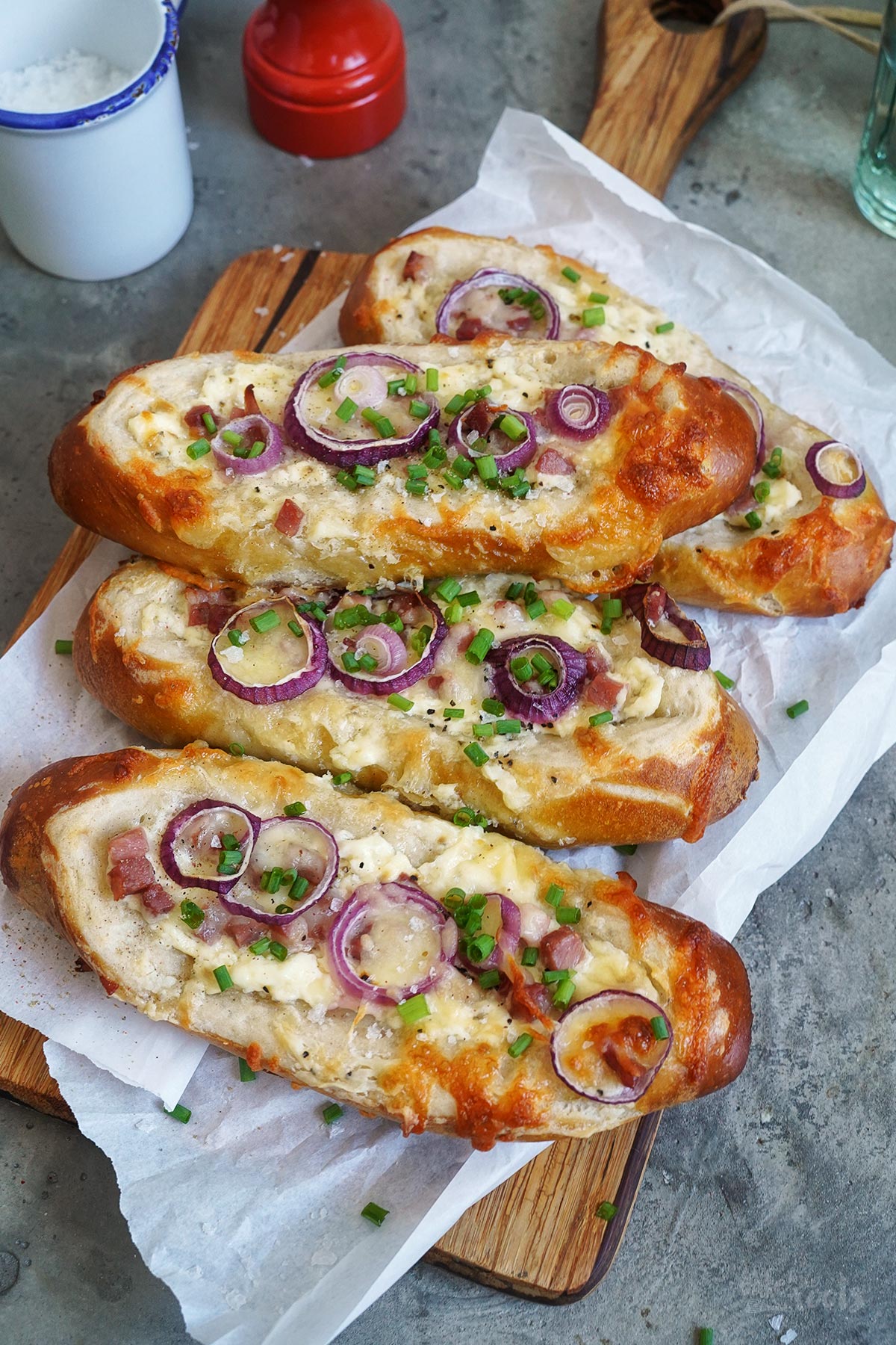 Einfache Flammkuchen Laugenschiffchen | Bake to the roots