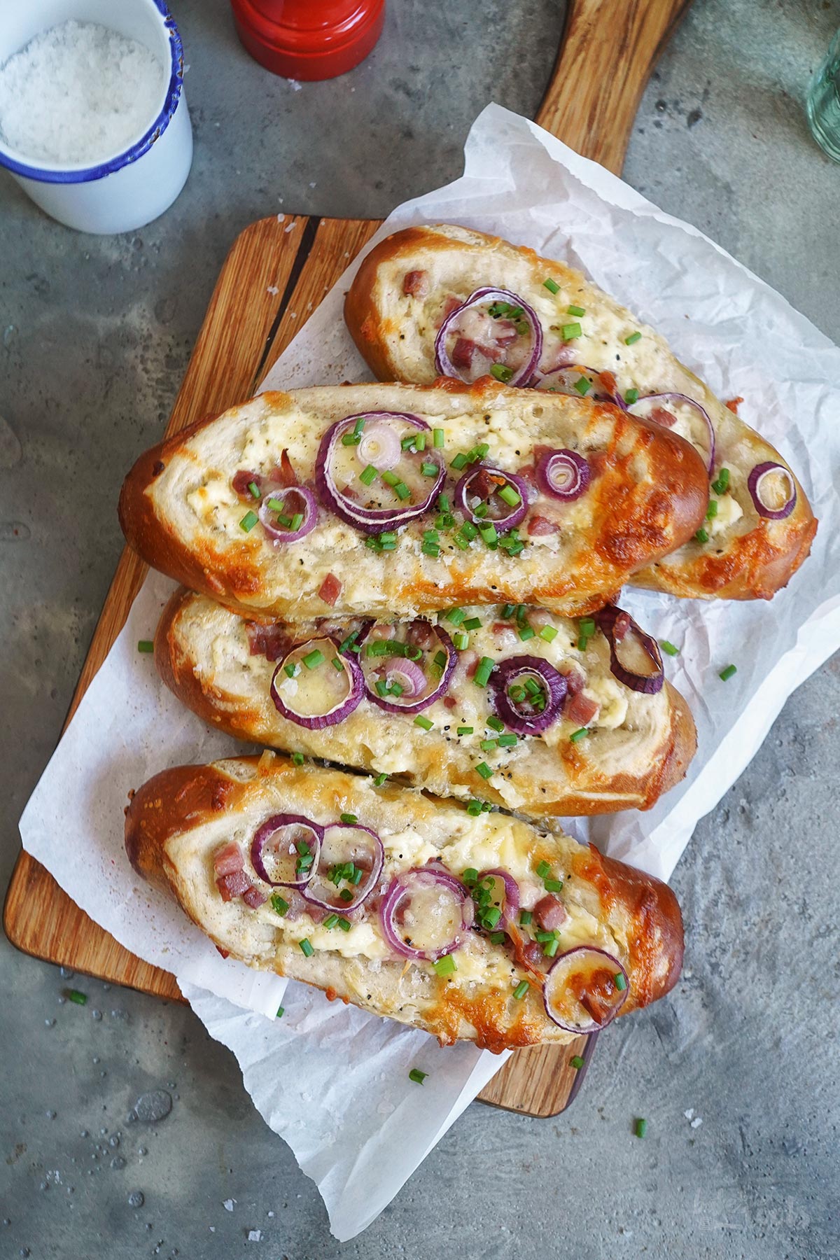 Einfache Flammkuchen Laugenschiffchen | Bake to the roots