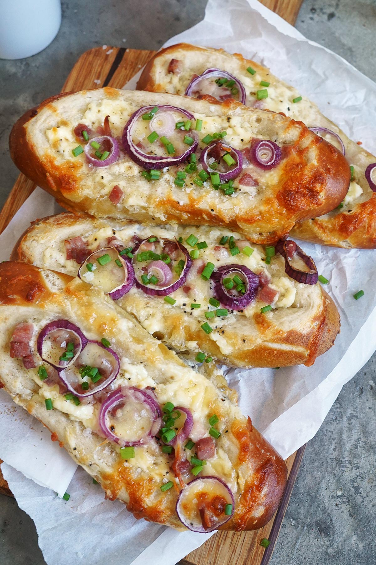 Einfache Flammkuchen Laugenschiffchen | Bake to the roots