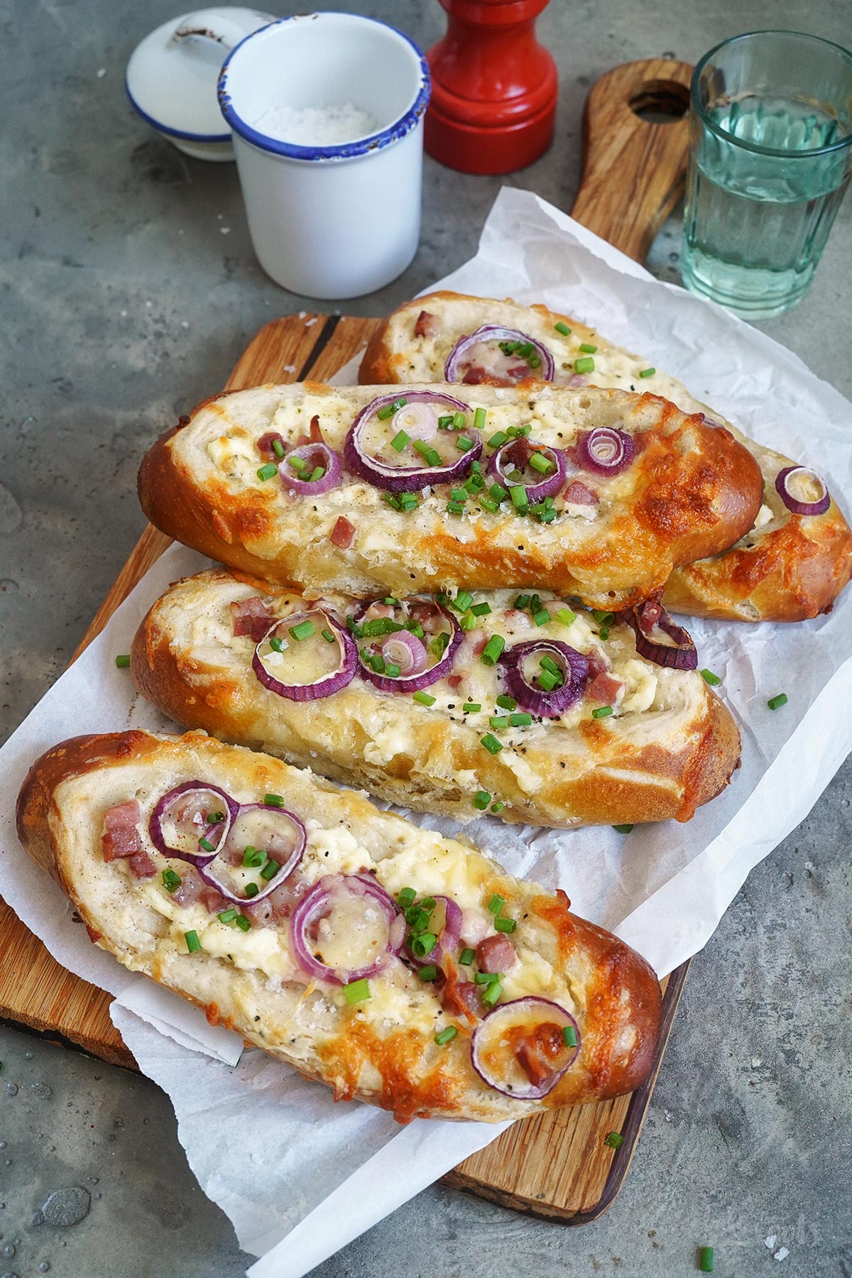 Einfache Flammkuchen Laugenschiffchen | Bake to the roots